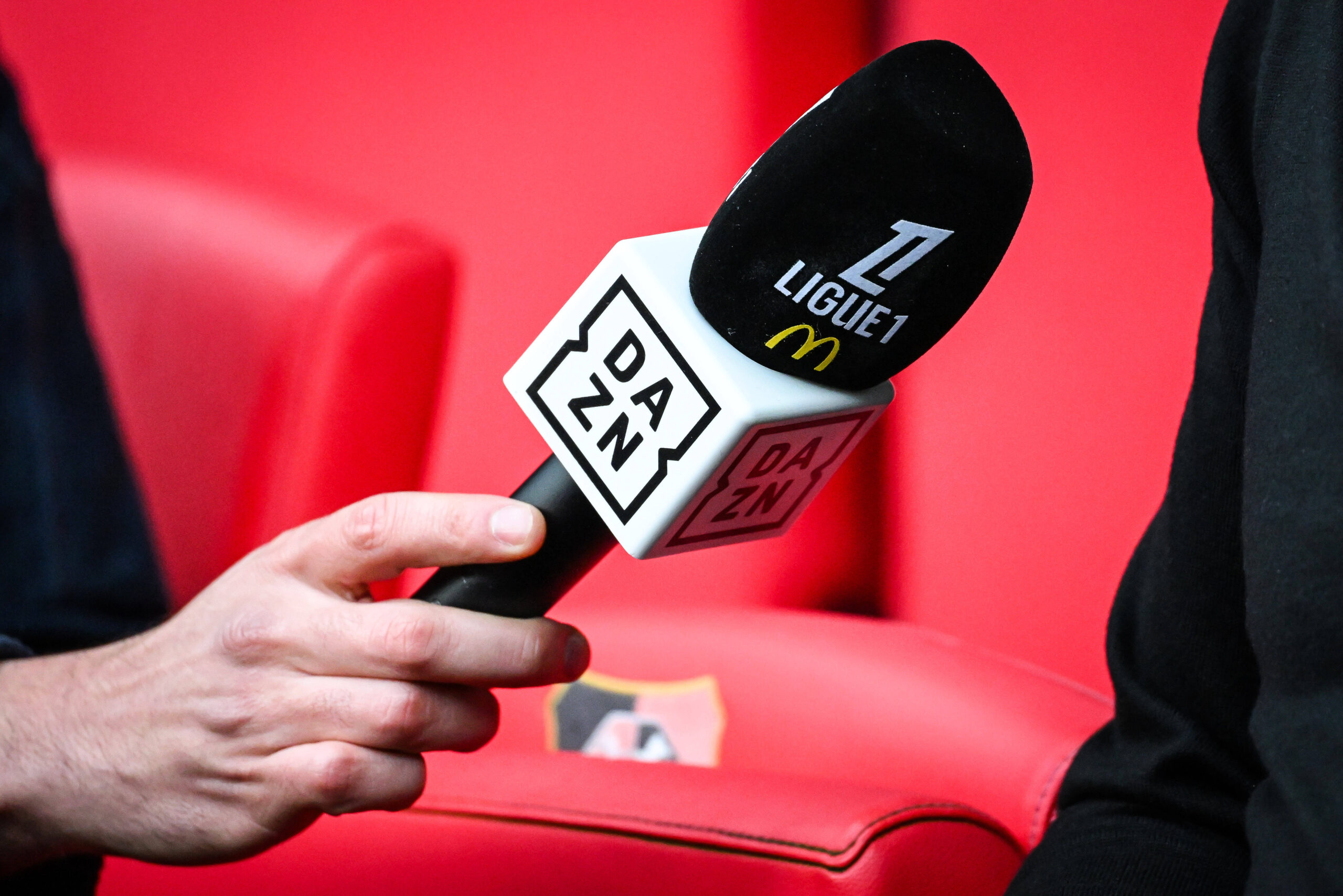 Titel: DAZN Klagt Über Massenhaftes Piratenumfeld in der Ligue 1