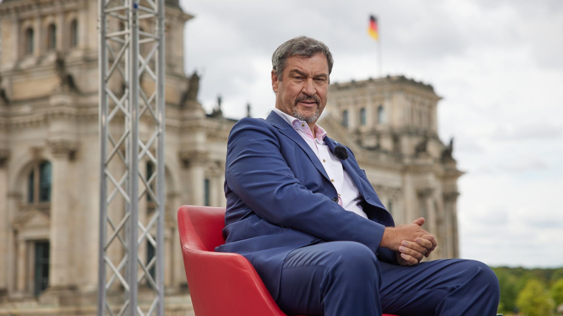 Identitäre Bewegung stört Söders Interview – Polizei reagiert brutal