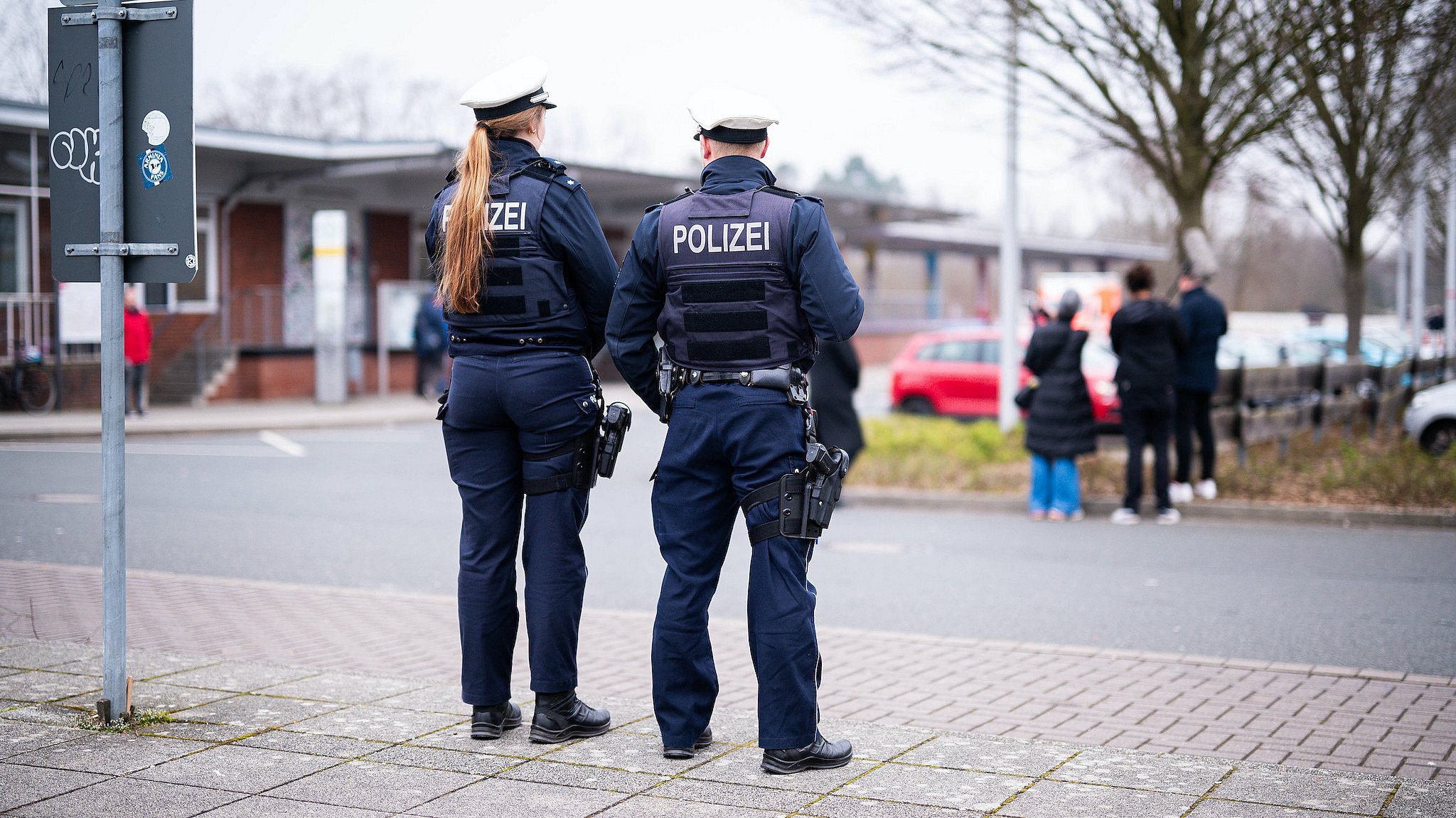Polizei macht hilflos zu: Randalierer mit Migrationshintergrund zertrümmert Polizeiautos