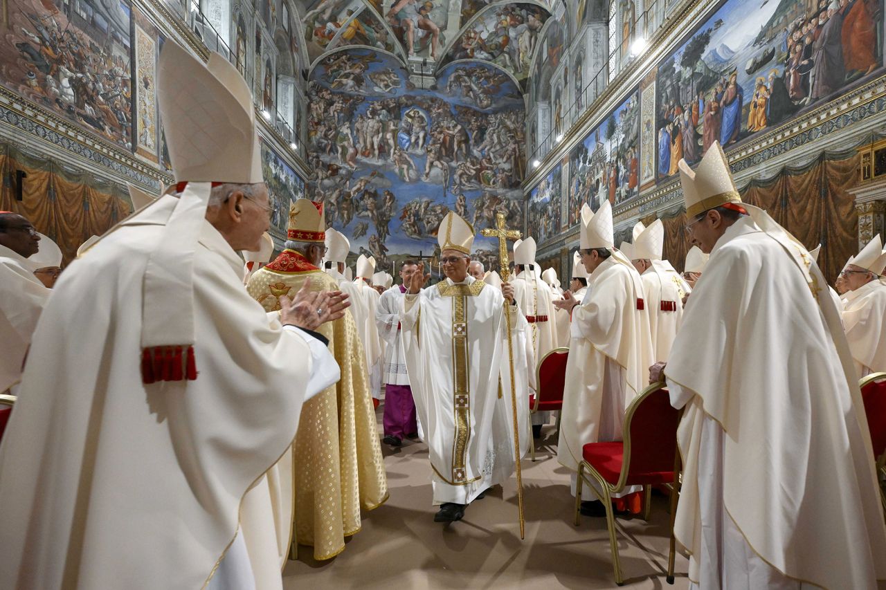 Zehntausende in Golgotha-Gedenken: Die ungeteilte Tunika Christi des Papstes Leo XIV.